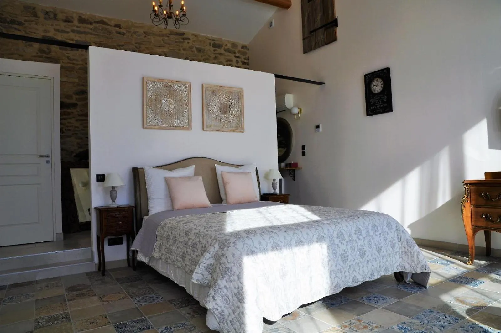 Domaine De L'Heritage Grignan 0*,  France